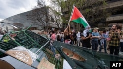 Demonstran pro-Palestina kembali mnegambil alih lahan perkemahan di Massachusetts Institute of Technology (MIT) di Cambridge, Massachusetts, pada 6 Mei 2024. (Foto: AFP/Joseph Prezioso)