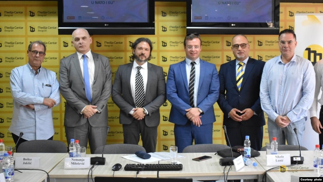 Predstavnici organizacija koje su potpisale Deklaracije "Srbija u NATO i EU" poziraju za kolektivnu fotografiju tokom predstavljanja Deklaracije, u Medijacentru u Beogradu, 21. juna 2023. (Foto: Medijacentar Beograd)