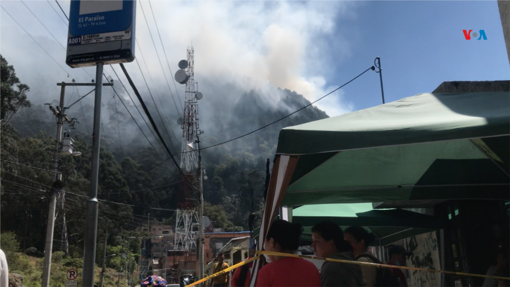 Algunos habitantes del barrio El Paraíso, ubicado cerca de uno de los cerros orientales de Bogotá, se unen de forma voluntaria para apoyar las labores de emergencia en las que trabajan miembros de brigadas y personal especializado.&nbsp;