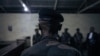 Un soldat du tribunal militaire de Goma, dans l'est de la République démocratique du Congo, à une audience au quatrième jour du procès contre six soldats accusés de crimes contre l'humanité et de violation des ordres, le 8 septembre 2023.