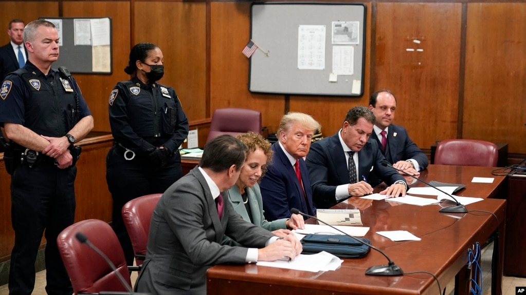 ARCHIVO: El expresidente de EEUU Donald Trump, aparece en una corte para su encausamiento en Nueva York, el 4 de abril de 2024.