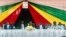 UMongameli Emmerson Mnangagwa labanye bakhe eZITF ngoLwesithathu. (VOA)
