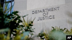 资料照片：位于华盛顿的美国司法部总部大楼的司法部标识字样。