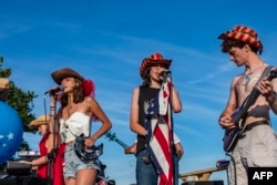 Sebuah band tampil selama Parade Fishtown Horribles di Gloucester, Massachusetts, 3 Juli 2024, sebagai bagian dari perayaan Hari Kemerdekaan AS. (Joseph Prezioso / AFP)