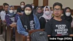 Keluarga korban gagal ginjal akut pada anak mendengarkan putusan yang dibacakan oleh majelis hakim dalam sidang lanjutan class action pada Selasa (21/3) di Pengadilan Negeri Jakarta Pusat. (VOA/Indra Yoga)