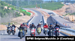 Presiden Joko Widodo mengendarai sepeda motor untuk meninjau progres pembangunan jalan tol Ibu Kota Nusantara (IKN) di Kabupaten Penajam Paser Utara, Provinsi Kalimantan Timur, Minggu, 28 Juli 2024. (Foto: BPMI Setpres/Muchlis Jr)