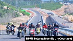 Presiden Joko Widodo mengendarai sepeda motor untuk meninjau progres pembangunan jalan tol Ibu Kota Nusantara (IKN) di Kabupaten Penajam Paser Utara, Provinsi Kalimantan Timur, Minggu, 28 Juli 2024. (Foto: BPMI Setpres/Muchlis Jr)