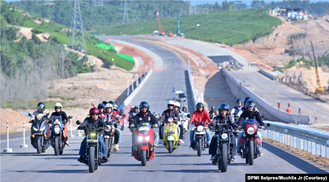 Presiden Joko Widodo mengendarai sepeda motor untuk meninjau progres pembangunan jalan tol Ibu Kota Nusantara (IKN) di Kabupaten Penajam Paser Utara, Provinsi Kalimantan Timur, Minggu, 28 Juli 2024. (Foto: BPMI Setpres/Muchlis Jr)