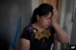 Ana Marina López, esposa del migrante guatemalteco Bacilio Sutuj Saravia, quien se encontraba en un centro de detención de inmigrantes mexicano durante un incendio, llora durante una entrevista en su casa en San Martín Jilotepeque, Guatemala, el miércoles 29 de marzo de 2023.