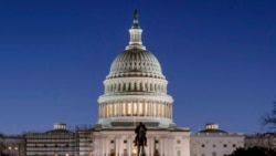 Gedung Capitol AS tampak sebelum matahari terbit di Capitol Hill, Washington, pada Senin, 21 Maret 2022. (Foto: AP)