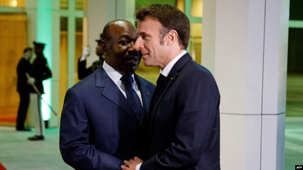 Le président français Emmanuel Macron (à droite) serre la main du président gabonais Ali Bongo Ondimba (à gauche) lors d'une réunion bilatérale au palais présidentiel de Libreville, le 1er mars 2023