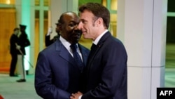 Le président français Emmanuel Macron (à droite) serre la main du président gabonais Ali Bongo Ondimba (à gauche) lors d'une réunion bilatérale au palais présidentiel de Libreville, le 1er mars 2023