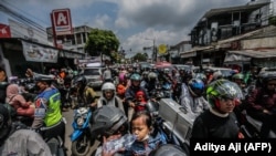 Pengendara motor memadati jalan di Bogor setelah mudik Lebaran di kampung halaman, 25 April 2023. BPS melaporkan ekonomi Indonesia tumbuh 5,03% pada Triwulan I ditopang oleh konsumsi rumah tangga yang tercermin pada peningkatan pembelian motor. (Foto: Aditya Aji/AFP)