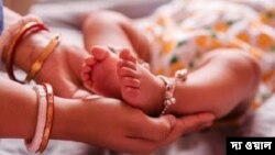 ভারতের কেন্দ্র সরকার ঘোষণা করল দু'বছরের মাতৃত্বকালীন ছুটি, একই সুবিধা একক বাবাদেরও। 