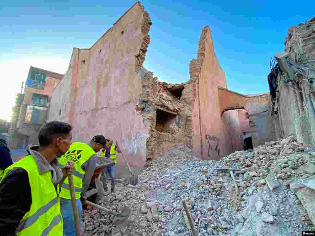 Personas trabajan junto a los daños en la histórica ciudad de Marrakech, tras un potente terremoto en Marruecos, el 9 de septiembre de 2023.