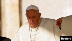 教宗方济各抵达梵蒂冈的圣彼得广场出席每周一次的公开接见活动。（2023年10月11日）