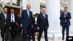  بحیرہ اسود کے سیاحتی مقام سوچی میں روس کے صدر ولادیمیر پوٹن اور ترک صدر رجب طیب ایردوان ملاقات کے بعد باہر آ رہے ہیں۔