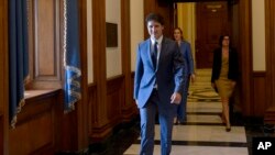 Perdana Menteri Kanada Justin Trudeau berjalan melewati Ruang Mansfield di Gedung Capitol, di Washington, pada 9 Juli 2024. (Foto: AP/Rod Lamkey, Jr.)