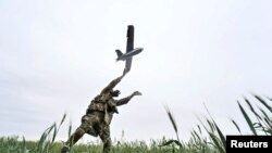 یک سرباز اوکراینی یک پهپاد شناسایی را برای پرواز بر فراز مواضع نیروهای روس پرتاب می‌کند - ۶ خرداد ۱۴۰۳