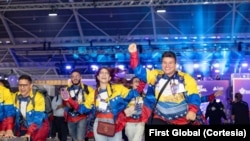 Los seis integrantes de la selección venezolana de robótica en el mundial First Global Challenge.