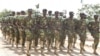 Le commando spécial de l'armée somalienne (DANAB) défile lors du 54e anniversaire de l'armée nationale somalienne au quartier général de l'armée à Mogadiscio, le 12 avril 2014. AFP PHOTO /AU UN IST PHOTO / DAVID MUTUA » (Photo par DAVID MUTUA / AU UN IST PHOTO / AFP)
