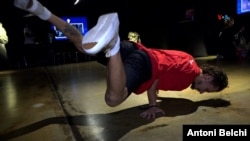 El break dance, también conocido como breaking, ha sido añadido a los Juegos Olímpicos de París 2024, reflejando su evolución de un baile asociado con la violencia de pandillas en el Bronx a una disciplina respetada internacionalmente.