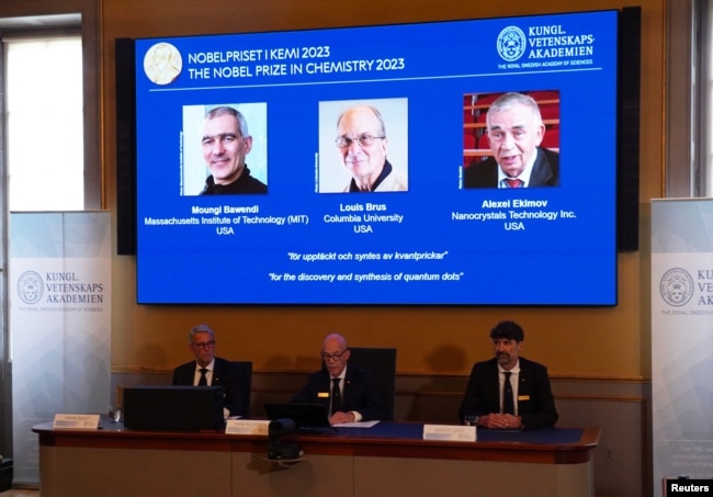 Hans Ellegren (center), Permanent Secretary of the Royal Swedish Academy of Sciences, announces the winners of the 2023 Nobel Prize in Chemistry during a press conference at the Royal Swedish Academy of Sciences in Stockholm, Sweden, October 4, 2023. ( REUTERS/Tom Little)