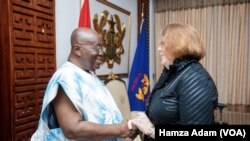 Shugaban Ghana Nana Akufo-Addo a fadarsa tare da mataimakiyar sakatarin harkokin wajen Amurka mai kula da sha'anin Afrika Molly Phee