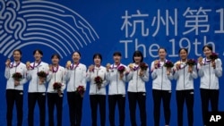 Tim bulu tangkis putri Korea Selatan berpose dengan medali emas mereka setelah berhasil mengalahkan China di babak final nomor beregu Asian Games 2022 di Hangzhou, pada 1 Oktober 2023. (Foto: AP/Louise Delmotte)