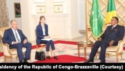 Sergueï Lavrov (G), Ministre ya mambi ya Bapaya ya ekolo Russie akutani na mokonzi ya Ekolo Congo Denis Sassou N'Guesso (D) na Oyo, 4 sanza ya sa motoba 2024. (Présidence ya Congo-Brazzaville)