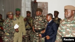 General Abdourahmane Tiani (cen), líder do Conselho Nacional para Salvaguarda da Pátria Junta e autoproclamado Presidente no Niger, Niamey, 28 Julho 2023