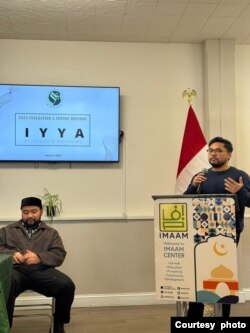 Faris Reyhan Zachary Pohan (kanan) saat berbicara di sebuah acara di masjid Indonesia IMAAM Center di Silver Spring, Maryland (dok: Faris)