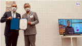 La artista Tatiana Apráez aparece a través de una pantalla durante un reconocimiento a su trabajo en el Museo Metropolitano de Arte de Tokio en Japón.