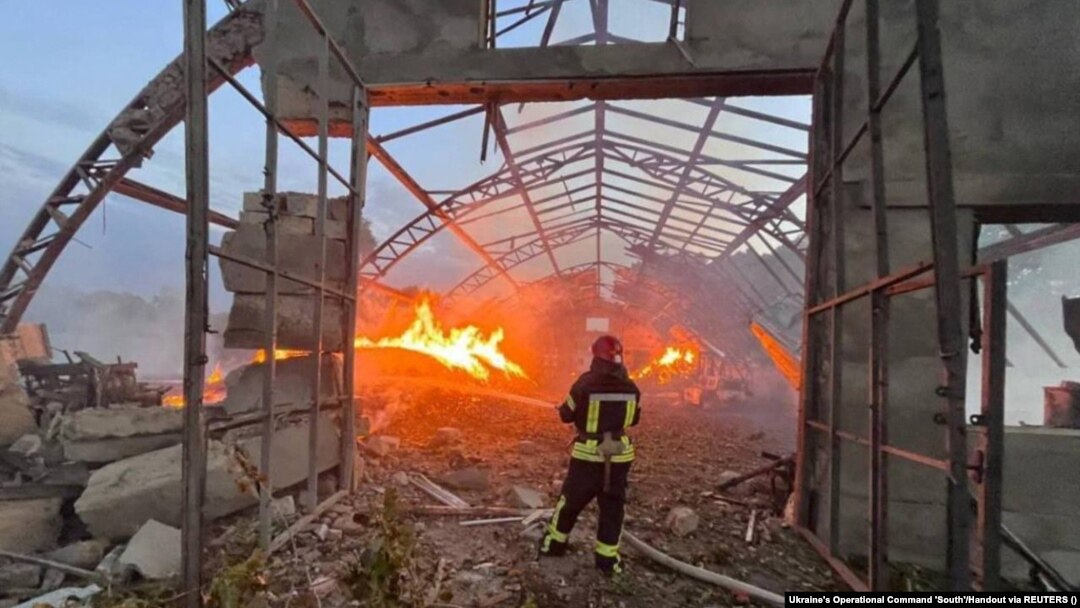 Vatrogasac gasi požar nakon napada ruskih dronova, na lokaciji koja je navedena kao region Odesa, Ukrajina, na ovoj fotografiji koju je 4. septembra 2023. objavila ukrajinska Operativna komanda "Jug"