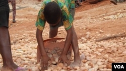 Enfants travaillant dans une carrière de sable et de gravier au Bénin.