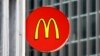 ARCHIVO - Un letrero de McDonald's en un restaurante en el centro de Pittsburgh, Pennsylvania, EEUU, el 24 de abril de 2017.