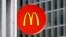 ARCHIVO - Un letrero de McDonald's en un restaurante en el centro de Pittsburgh, Pennsylvania, EEUU, el 24 de abril de 2017.