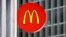 Lambang McDonald's di sebuah restoran di pusat kota Pittsburgh, 24 April 2017. (Foto: AP)