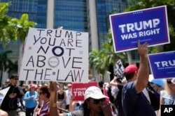 Orang-orang berunjuk rasa di luar Gedung Pengadilan AS Wilkie D. Ferguson Jr., Selasa, 13 Juni 2023, di Miami. (Foto: AP)