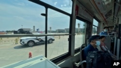 在天安门事件35周年到来之际，乘坐公交车的人路过天安门可以看到戒备森严的广场。（2024年6月3日）