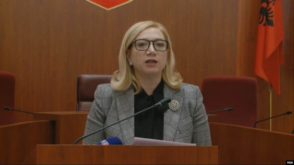 Kushtetuesja pezullon miratimin në parlament të marrëveshjes Rama-Meloni