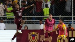 El venezolano Salomón Rondón, izquierda, celebra después de anotar el segundo gol de su equipo contra Chile durante un partido de fútbol de clasificación para la Copa Mundial de la FIFA 2026 en el estadio Monumental de Maturín, Venezuela, el martes 17 de octubre de 2023.