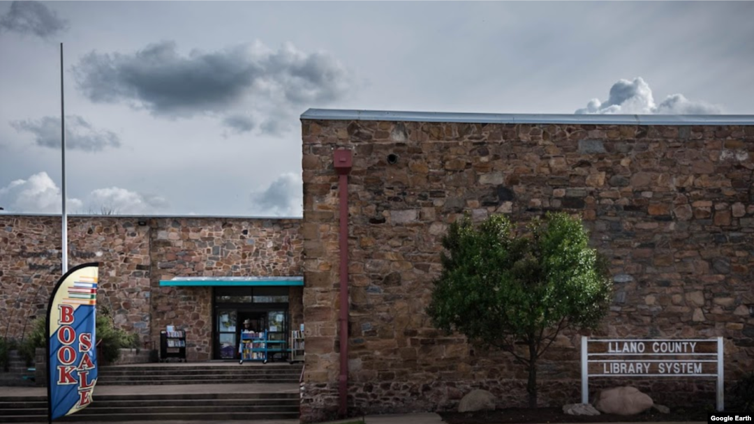 Iako su biblioteke okruga Llano u Texasu i dalje otvoren, neki članovi zajednice žele ga zatvoriti jer smatraju da ga neke knjige na policama čine nesigurnim za djecu. 