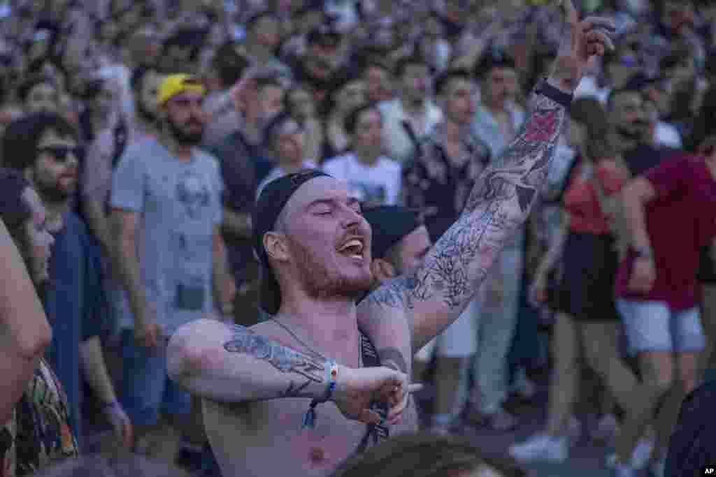 Este año, el festival de música más grande de Ucrania no contó con artistas internacionales ni enormes salas de espectáculos. (Foto AP/Anton Shtuka)