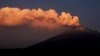 Abu vulkanik dan asap mengepul dari gunung berapi Popocatepetl seperti yang terlihat dari komunitas Santiago Xalitzintla, negara bagian Puebla, Meksiko, Kamis (25/5). (AFP)&nbsp;