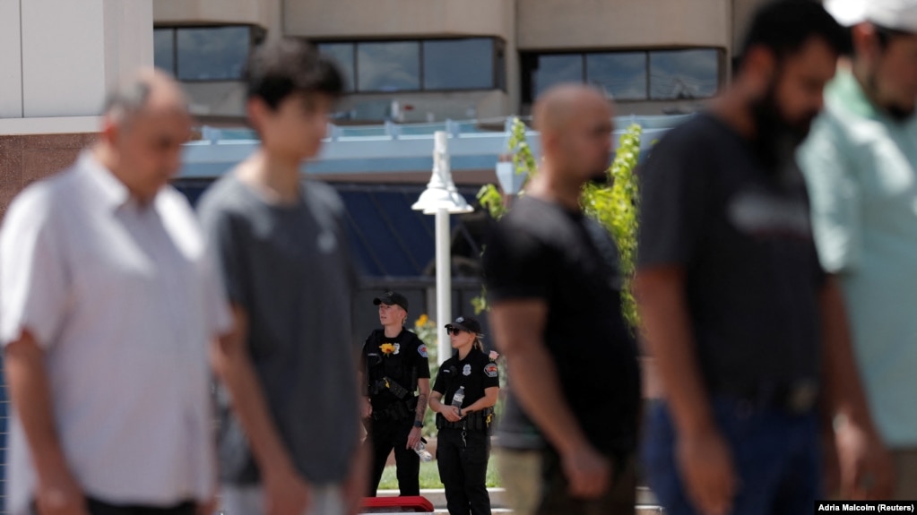 ARCHIVES - Des agents de police en attente lors d'une prière à la suite du meurtre de quatre musulmans à Albuquerque, Nouveau-Mexique, États-Unis, le 12 août 2022.