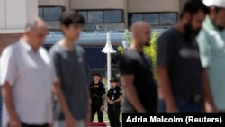 ARCHIVES - Des agents de police en attente lors d'une prière à la suite du meurtre de quatre musulmans à Albuquerque, Nouveau-Mexique, États-Unis, le 12 août 2022.