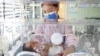 Arhiva - Medicinska radnica zbrinjava novorođenu bebu u bolnici u Lijanjungangu, u kineskoj istočno pokrajini Džejđang, 8. marta 2023.