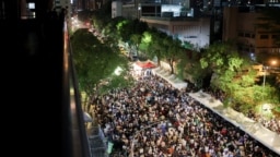 台湾民众聚集在台北的立法院外表达自己的政治意愿。(2024年5月24日)