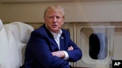 Donald Trump fala com repórteres no avião dele após uma acção de campanha, no Aeroporto Regional de Waco, Texas, 25 Março 2023